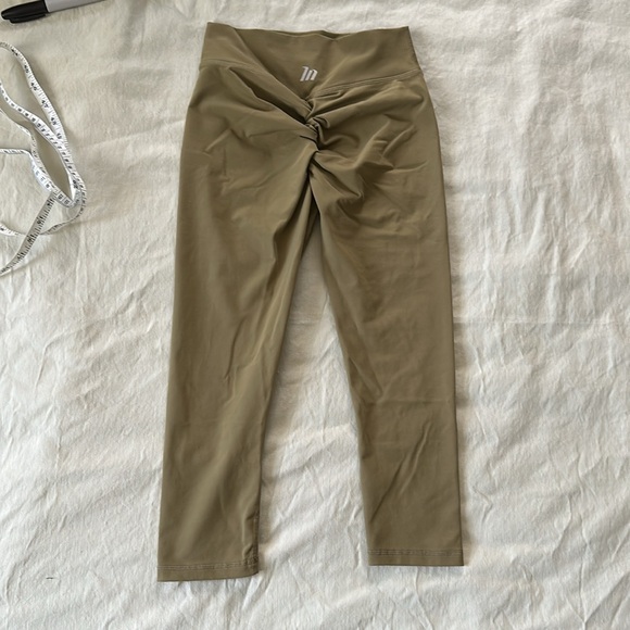 MuscleNation drab olive green scrunch bootie capri-length leggings - Picture 2 of 3